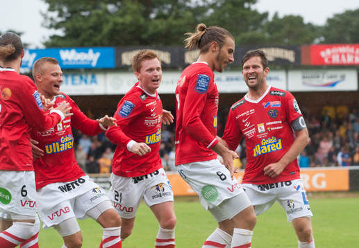 Falkenbergs Tobias Karlsson har kvitterat till 1-1 och hela