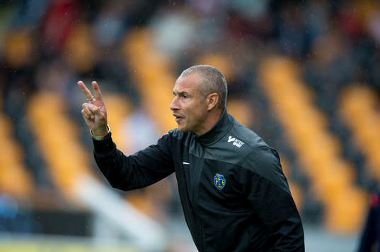 Falkenbergs tränare Henrik Larsson signaler två minuter