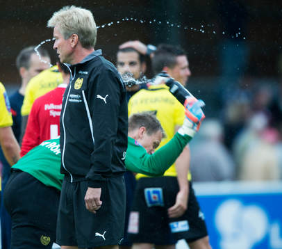Mjällbys målvakt Mattias Asper bankar sin vattenflaska i