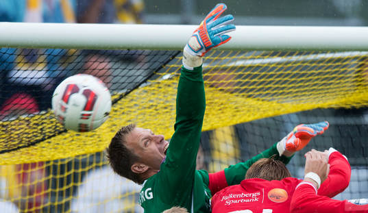 Mjällbys målvakt Mattias Asper och Falkenbergs Dan Keat i