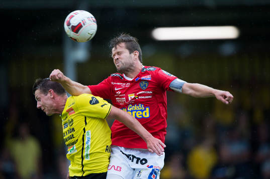Mjällbys Kristian Haynes och Falkenbergs David Svensson i