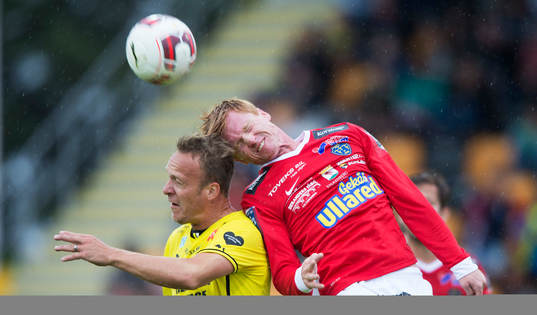 Mjällbys Marcus Ekenberg och Falkenbergs Dan Keat i
