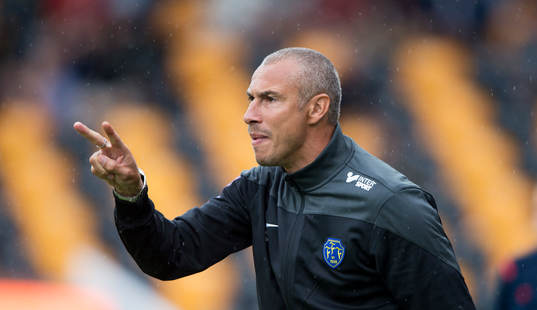 Falkenbergs tränare Henrik Larsson signaler två minuter