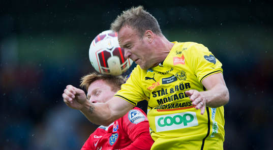 Mjällbys Marcus Ekenberg och Falkenbergs Dan Keat i