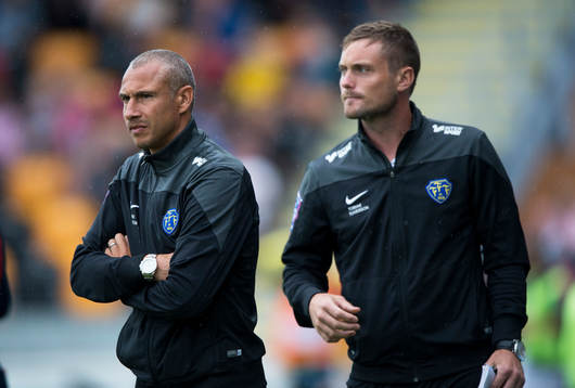 Falkenbergs tränare Henrik Larsson och Tobias Tuvesson i