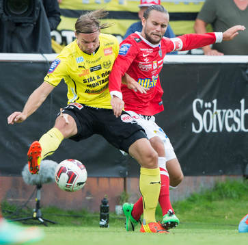 Falkenbergs Johannes Vall och Mjällbys Danny Ervik  i