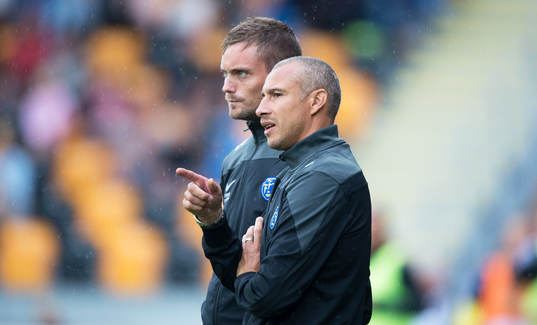 Falkenbergs tränare Henrik Larsson och Tobias Tuvesson i