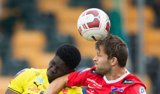 Mjällbys Kwame Bonsu och Falkenbergs David Svensson i