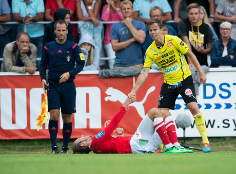 Mjällbys Andreas Blomqvist hjälper en Falkenbergs-spelare