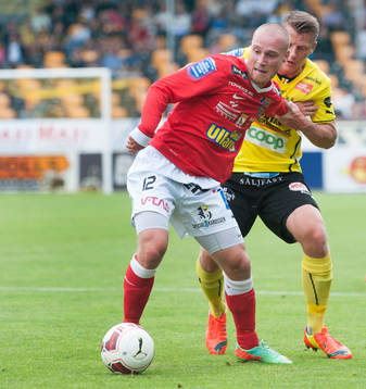 Mjällbys Daniel Nilsson drar i Christoffer Carlssons arm i