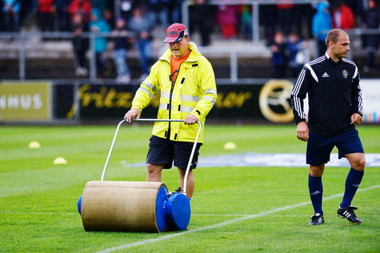 Efter kraftigt regn så är det blött på planen innan