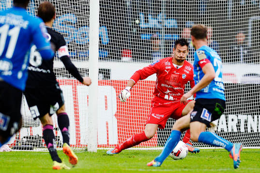 IFK Göteborgs Ludwig Augustinsson går på skott mot