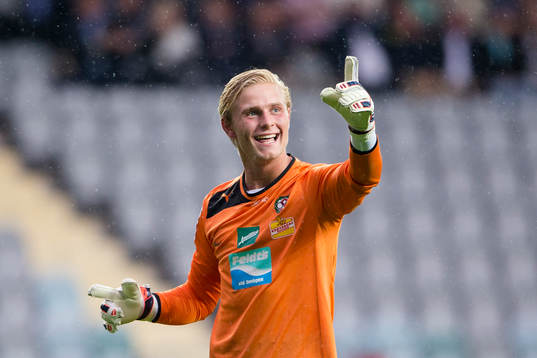 Örebros målvakt Jacob Rinne jublar