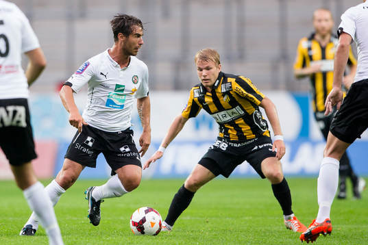 Örebros Nordin Gerzic mot Häckens Oscar Lewicki