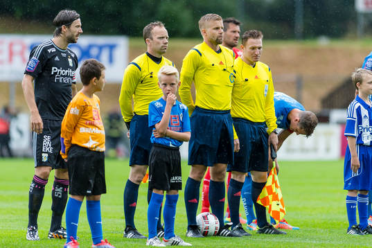 Domartrion före match med huvuddomare Glenn Nyberg i