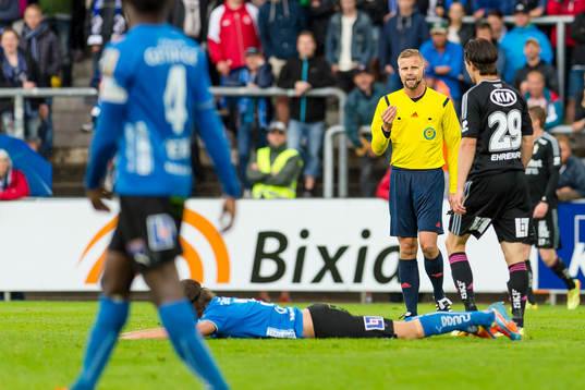 IFK Göteborgs Lasse Vibe blir tillrättavisad