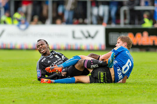 IFK Göteborgs May Mahlangu och Halmstads Johan Blomberg