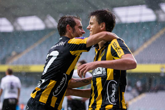 Häckens Alexander Jeremejeff jublar och kramas om av