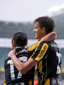 Häckens Alexander Jeremejeff jublar och kramas om av