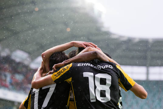 Häckens Alexander Jeremejeff jublar och kramas om