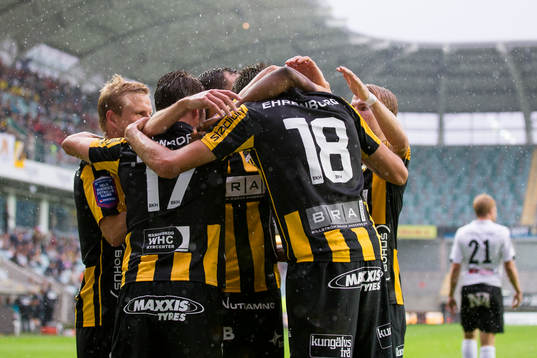 Häckens Alexander Jeremejeff jublar och kramas om