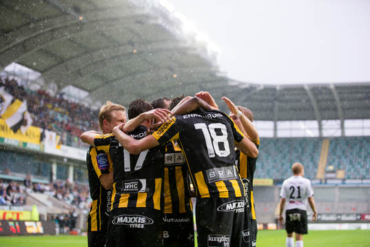 Häckens Alexander Jeremejeff jublar och kramas om