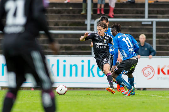 IFK Göteborgs Lasse Vibe och Halmstads King Osei Gyan