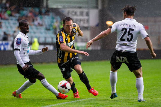 Häckens Martin Ericsson tar sig förbi Örebros Mohammed