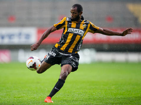 Häckens Rene Makondele skjuter 3-1 på ett distansskott