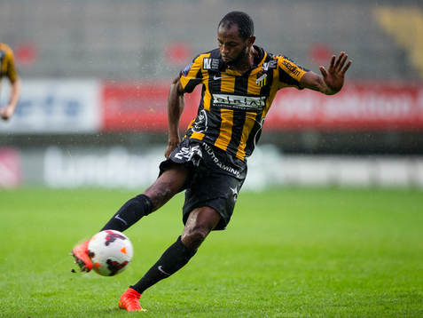 Häckens Rene Makondele skjuter 3-1 på ett distansskott