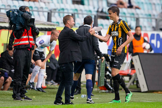 Häckens tränare Peter Gerhardsson tackar målskytten