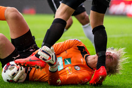 Örebros målvakt Jacob Rinne får en smäll i ansiktet av