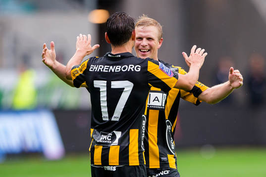Häckens Björn Anklev kramas om av David Frölund