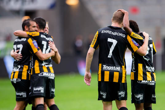 Häckens Björn Anklev kramas om av jublande medspelare