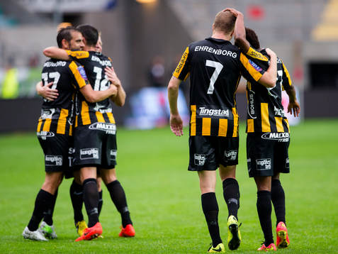 Häckens Björn Anklev kramas om av jublande medspelare