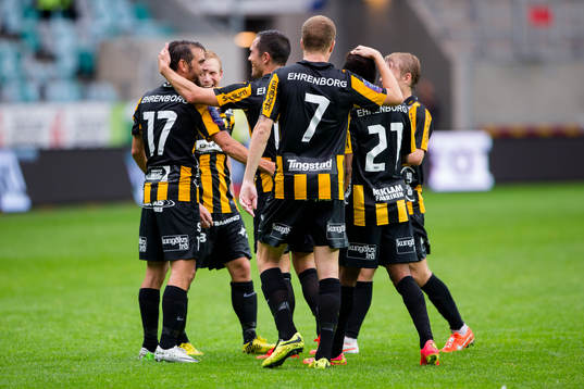 Häckens Björn Anklev kramas om av jublande medspelare