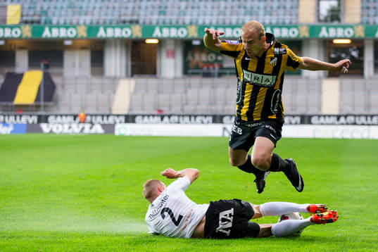 Örebros Patrik Haninge glidtacklar Häckens Kari Arkivuo
