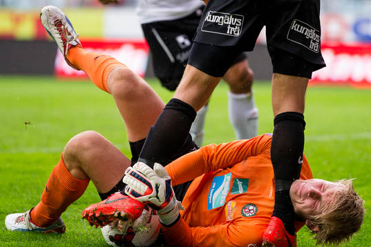 Örebros målvakt Jacob Rinne får en smäll i ansiktet av
