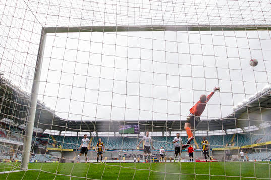 Häckens Björn Anklev skjuter in 4-1 bakom Örebros