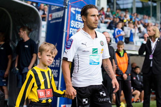 Örebros Nordin Gerzic på väg in till fotbollsmatchen i