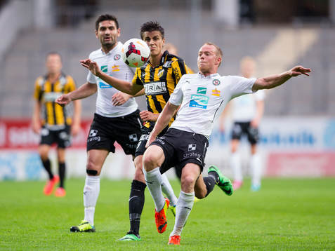 Örebros Patrik Haninge i kamp om bollen med Häckens
