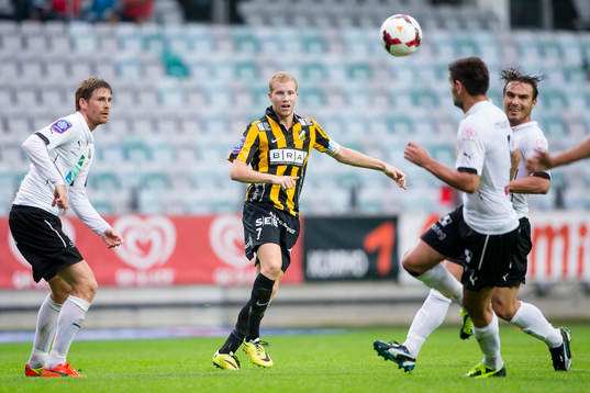 Häckens Simon Gustafson slår en passning