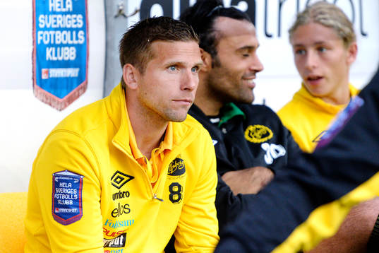 Elfsborgs Anders Svensson på bänken innan fotbollsmatchen
