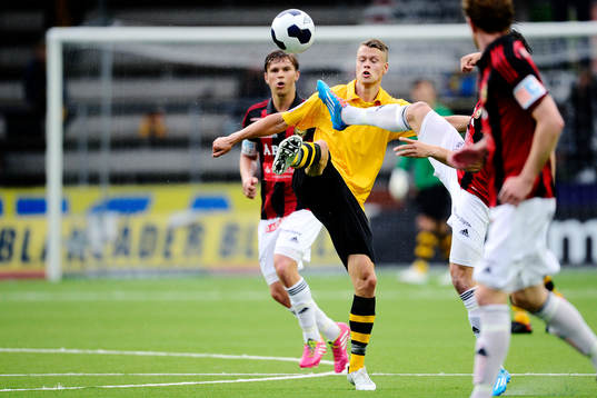 Elfsborgs Viktor Claesson i kamp om bollen