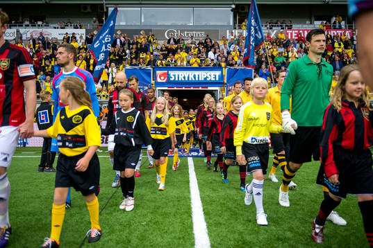 Spelarna går in på planen innan fotbollsmatchen i