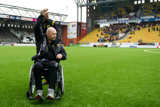 Elfsborgs manager Klas Ingessonhälsar på publiken innan