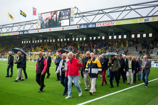 Gamla elfsborgsspelare vandrar runt planen och hälsar på