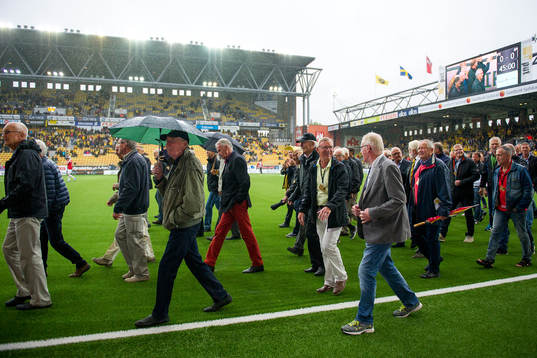 Gamla elfsborgsspelare vandrar runt planen och hälsar på