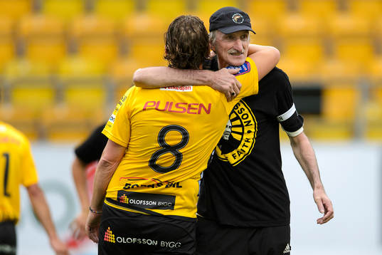 Lennart Persson från Guliganerna kramar om Stefan