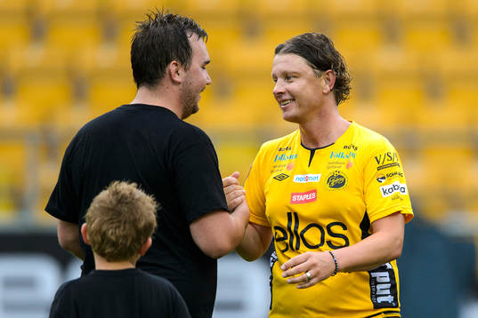 Elfsborgs sportchef Stefan Andersson tackar en av